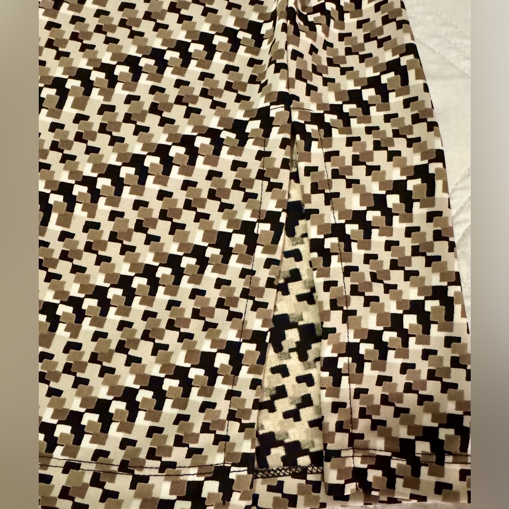 Elegant Black and Tan Patterned Skirt - Picture 4 of 4